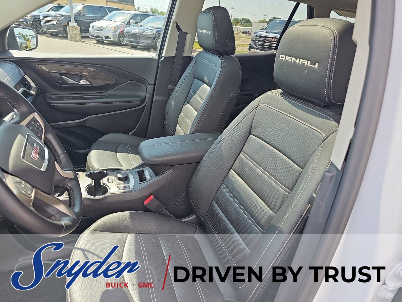 Used 2024 GMC Terrain Denali w/ Denali Premium Package AWD/4WD image 10