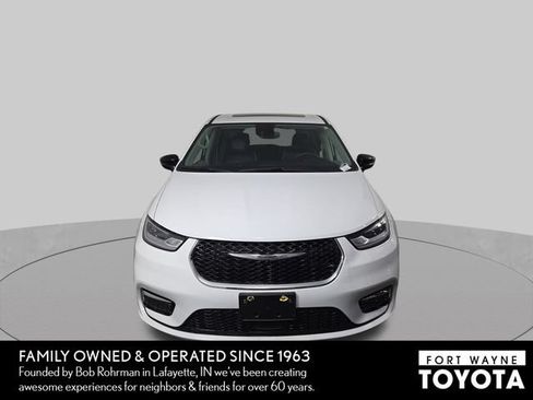 Used 2024 Chrysler Pacifica Limited AWD/4WD image 3