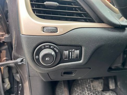 Used 2016 Jeep Cherokee Latitude w/ Cold Weather Group AWD/4WD image 18