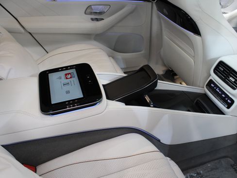 Used 2025 Mercedes-Benz Maybach GLS 600 4MATIC image 59