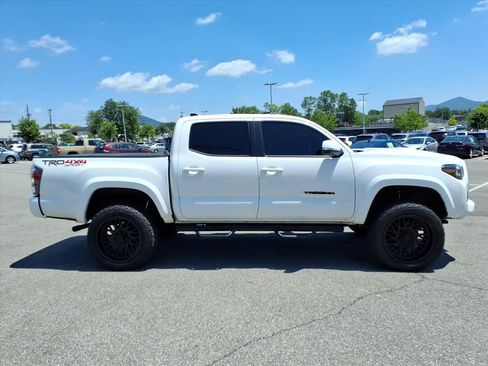 Used 2022 Toyota Tacoma TRD Sport w/ Technology Package AWD/4WD image 3