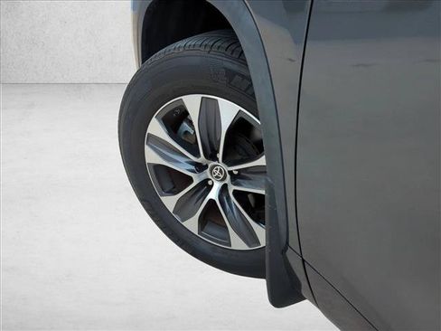 Certified 2024 Toyota Highlander XLE FWD image 10