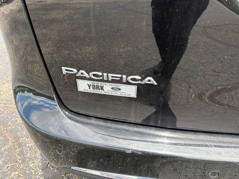 Used 2024 Chrysler Pacifica Limited FWD image 6