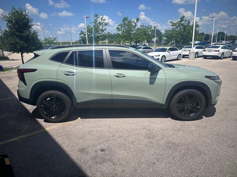 Used 2024 Chevrolet Trax ACTIV w/ Sunroof Package FWD image 4