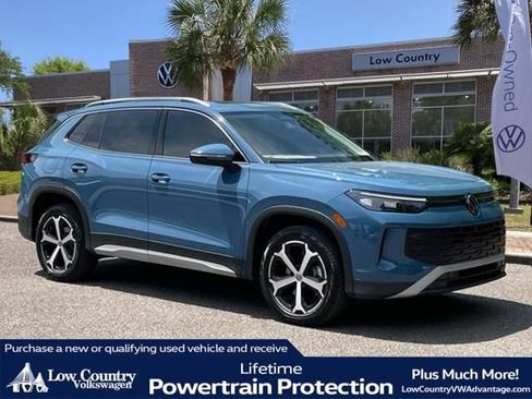 Used 2025 Volkswagen Tiguan SE w/ Panoramic Sunroof Package image 1