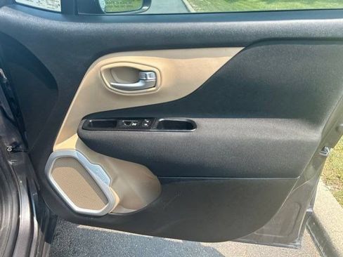 Used 2020 Jeep Renegade Latitude FWD image 38