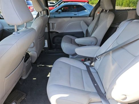 Used 2020 Toyota Sienna XLE image 9