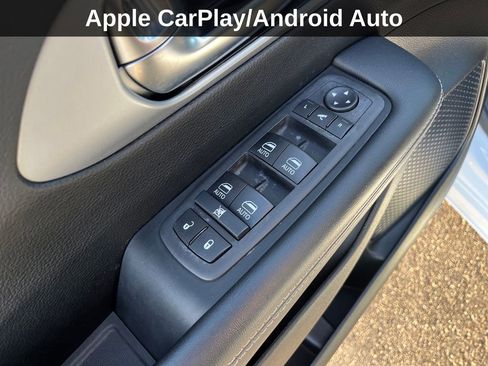 Used 2025 Chrysler Pacifica Limited image 22