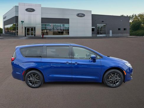 Used 2020 Chrysler Pacifica Touring-L AWD/4WD image 12