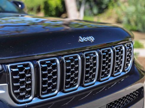 Used 2021 Jeep Grand Cherokee L Summit AWD/4WD image 9