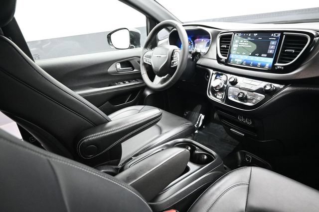 Used 2025 Chrysler Pacifica Select FWD image 14