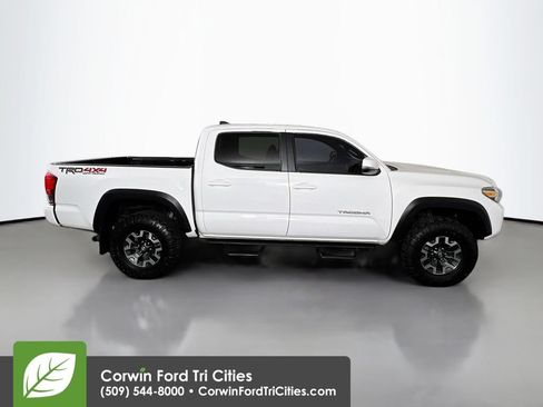 Used 2017 Toyota Tacoma TRD Off-Road w/ Premium & Technology Package AWD/4WD image 17