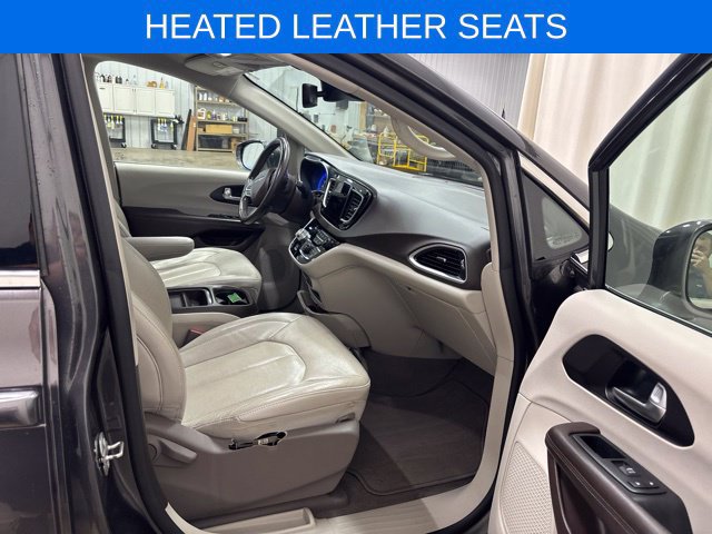 Used 2020 Chrysler Pacifica Touring-L w/ Advanced Safetytec Group FWD image 13
