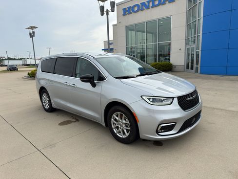 Used 2024 Chrysler Pacifica Touring-L FWD image 3