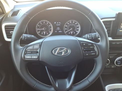 Used 2022 Hyundai Venue Limited FWD image 19