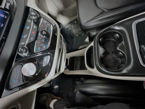 Used 2024 Chrysler Pacifica Touring-L image 25