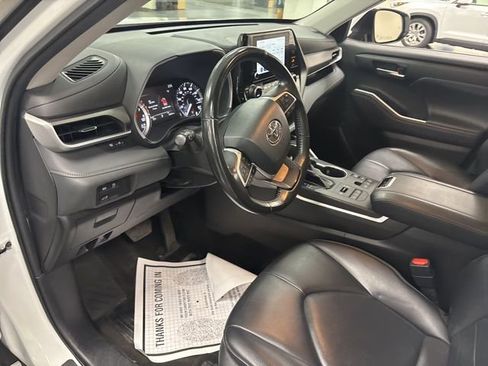 Used 2023 Toyota Highlander XLE image 18