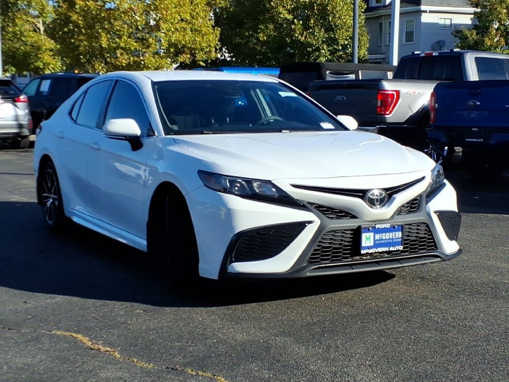 Used 2022 Toyota Camry SE w/ Cold Weather Package FWD image 4