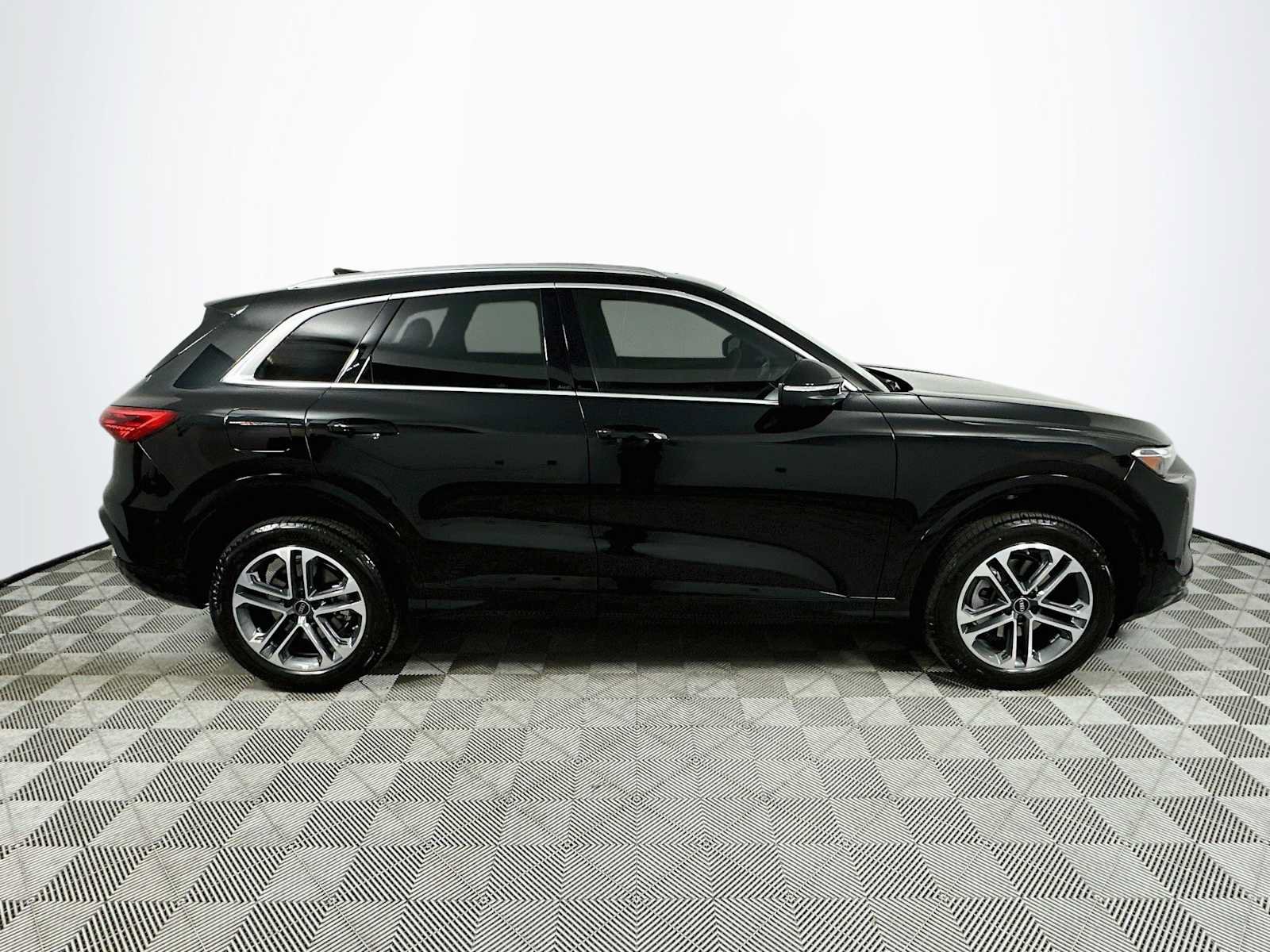 Certified 2025 Audi Q5 Premium w/ Convenience Package AWD/4WD image 8