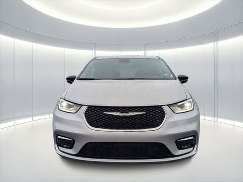 Certified 2024 Chrysler Pacifica Touring-L FWD image 9