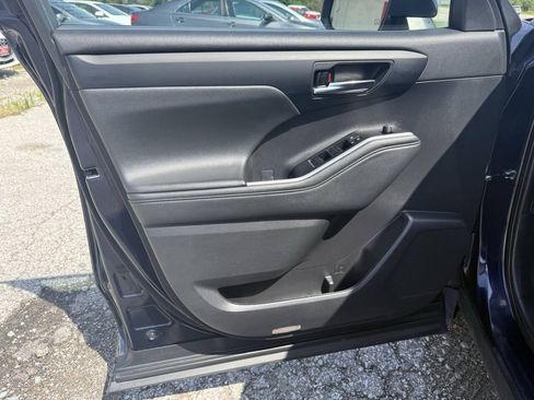 Used 2021 Toyota Highlander XLE AWD/4WD image 19