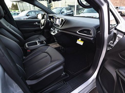 New 2026 Chrysler Pacifica Select image 27