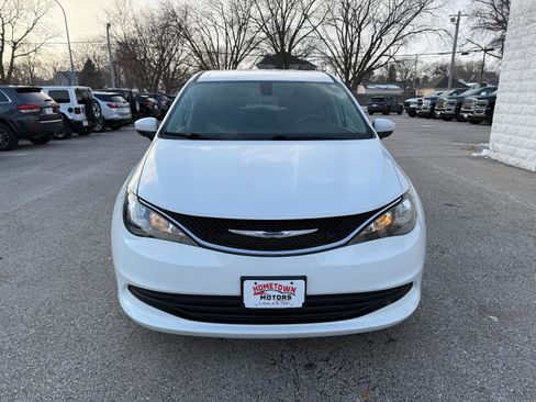 Used 2020 Chrysler Voyager LX image 2