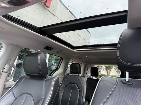 Used 2024 Chrysler Pacifica Limited FWD image 14
