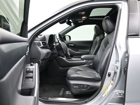 Used 2021 Toyota Highlander XSE FWD image 9