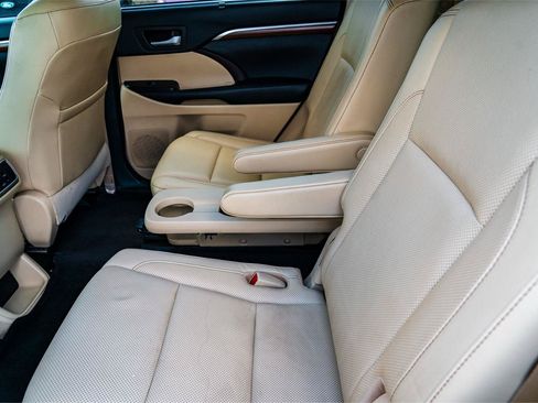 Used 2018 Toyota Highlander Limited FWD image 23
