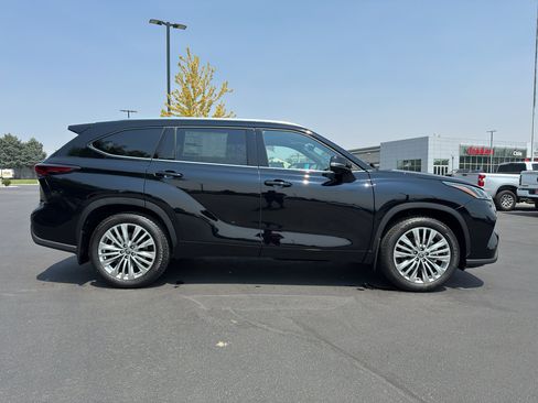 New 2026 Toyota Highlander Platinum AWD/4WD image 2