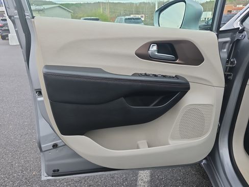 Used 2018 Chrysler Pacifica Touring-L image 18