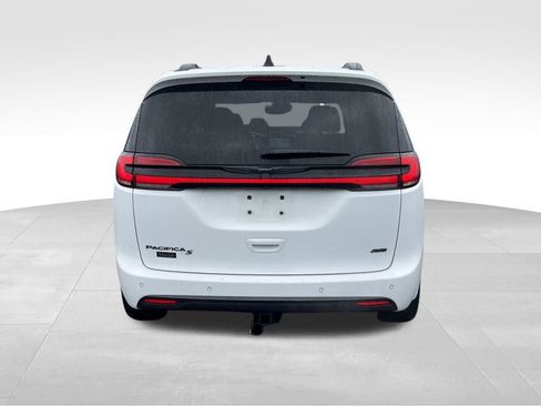 Used 2023 Chrysler Pacifica Touring-L w/ Uconnect Theater Family Group image 10