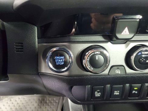 Used 2016 Toyota Tacoma TRD Sport image 20