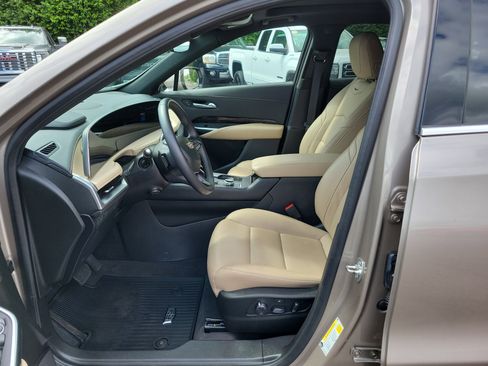 Used 2025 Cadillac XT4 Premium Luxury w/ Technology Package AWD/4WD image 18