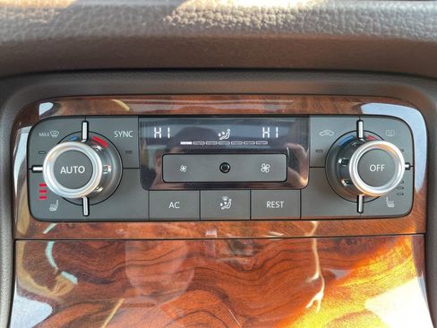 Used 2012 Volkswagen Touareg TDI image 20