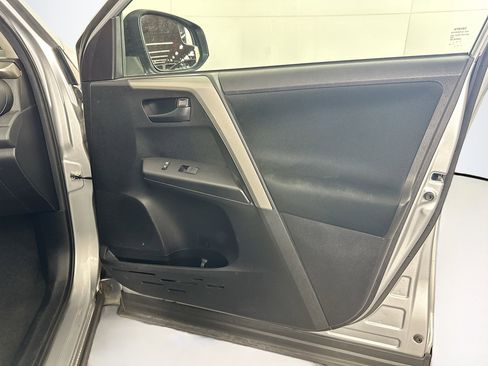 Used 2018 Toyota RAV4 LE image 29