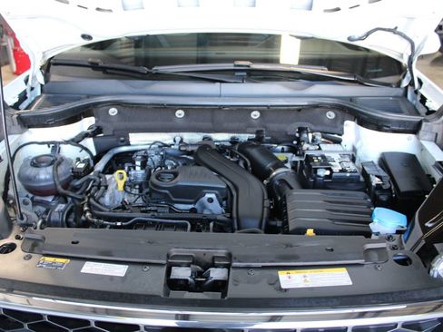 Used 2024 Volkswagen Taos SE w/ Panoramic Sunroof Package AWD/4WD image 10