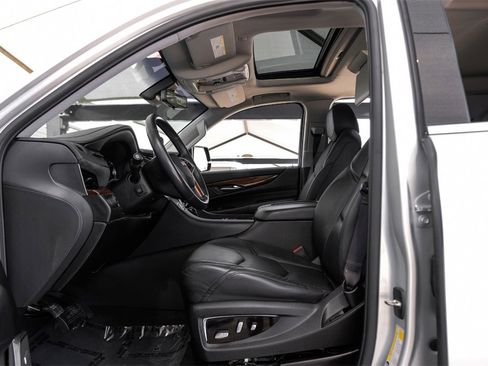 Used 2019 Cadillac Escalade ESV Luxury image 3