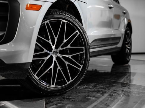 Certified 2025 Porsche Macan image 12