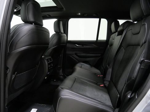 New 2025 Jeep Grand Cherokee Altitude image 25