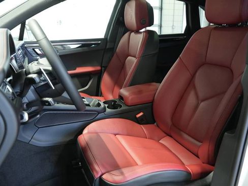 Certified 2025 Porsche Macan AWD/4WD image 4