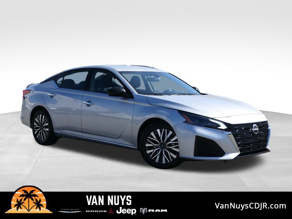 Used 2024 Nissan Altima 2.5 SV FWD image 1