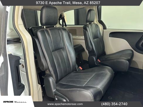 Used 2014 Chrysler Town & Country Touring image 38