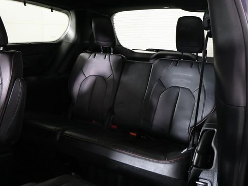 Used 2020 Chrysler Pacifica Limited image 31