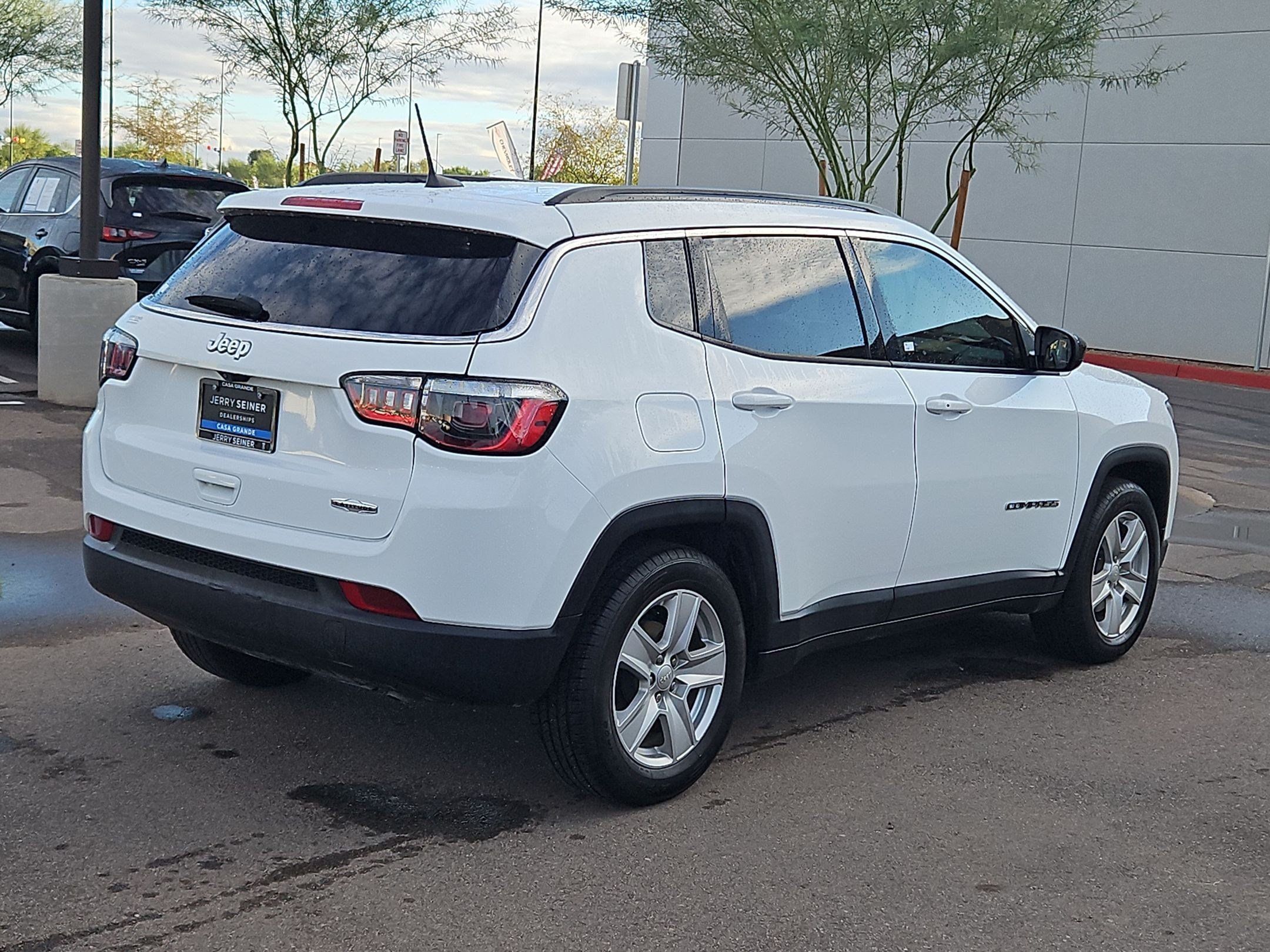 Used 2022 Jeep Compass Latitude FWD image 5
