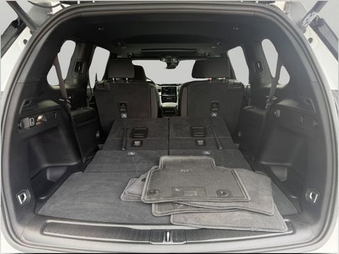 Used 2025 Jeep Grand Cherokee Laredo w/ Luxury Tech Group I AWD/4WD image 17