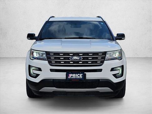 Used 2017 Ford Explorer XLT image 2