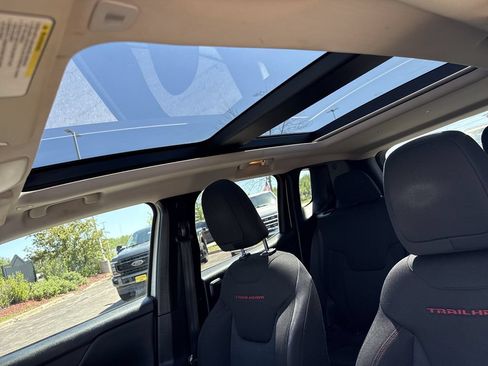 Used 2018 Jeep Renegade Trailhawk AWD/4WD image 16