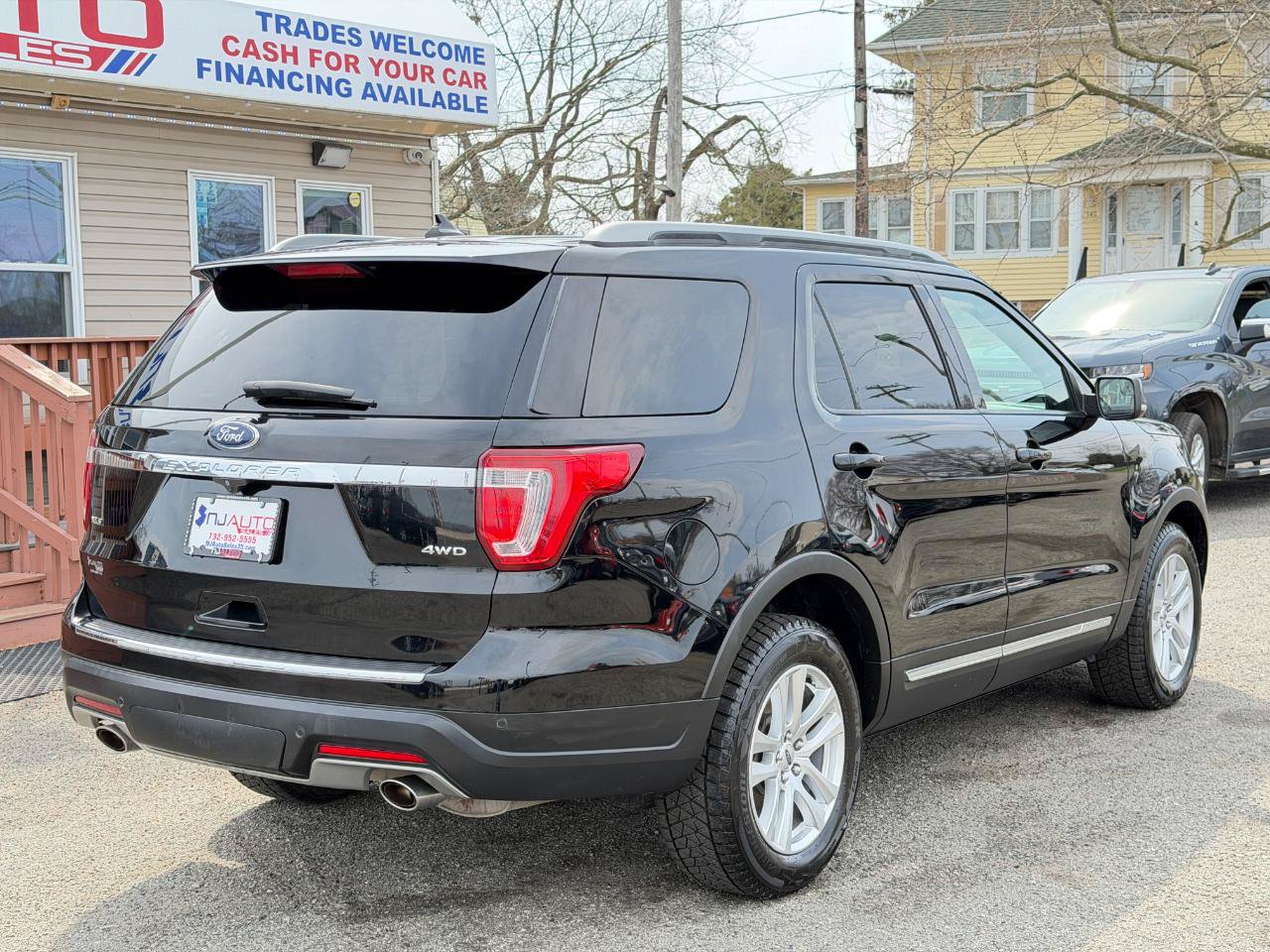 Used 2018 Ford Explorer XLT w/ Equipment Group 202A AWD/4WD image 4